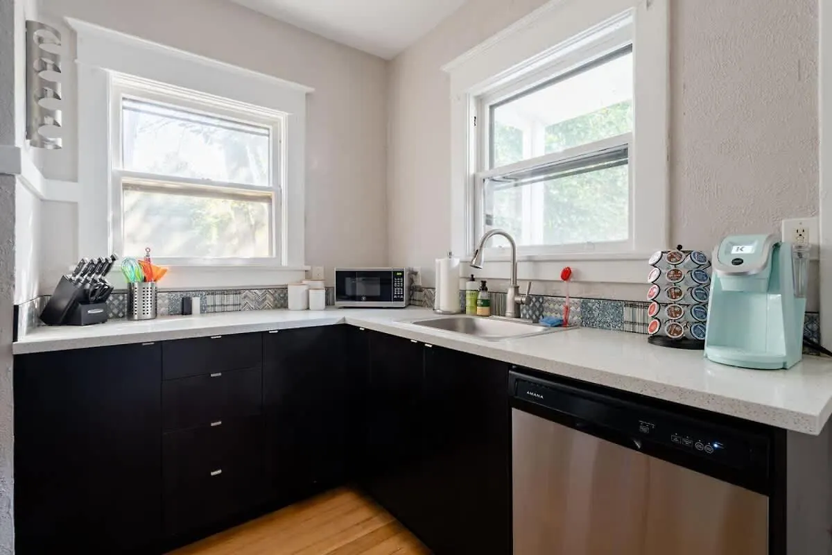 Stay Portland Collection - Sunnyside Wonderland- Coffee Shops, Bars & Parks United States