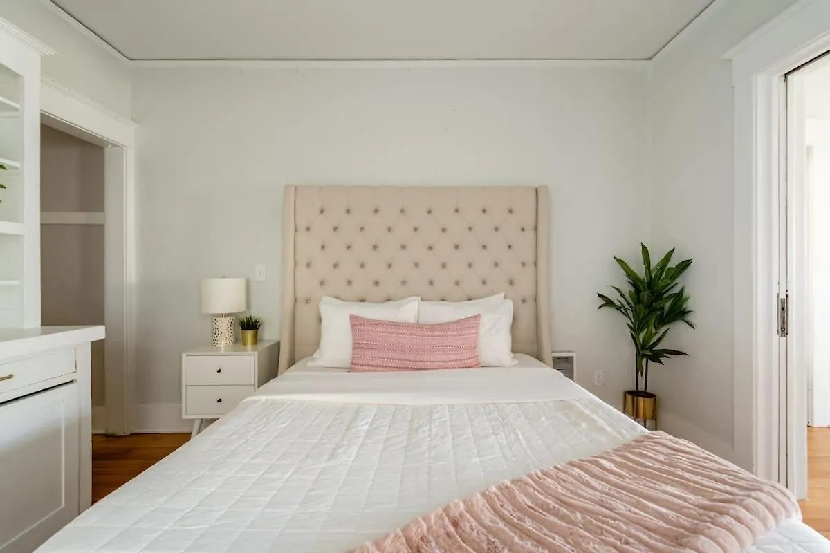Stay Portland Collection - Sunnyside Wonderland- Coffee Shops, Bars & Parks Apartment